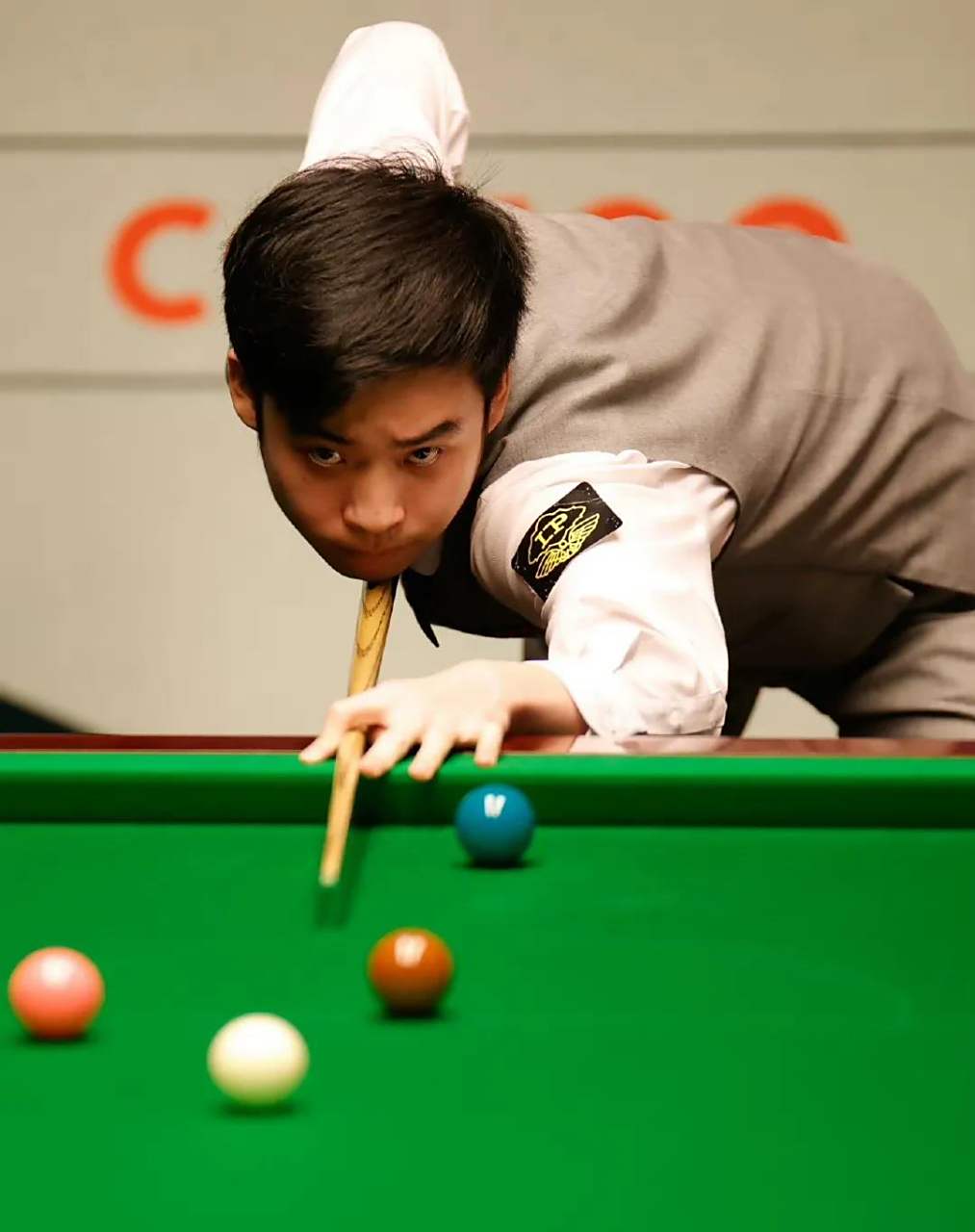 许多球迷立 许多球迷立